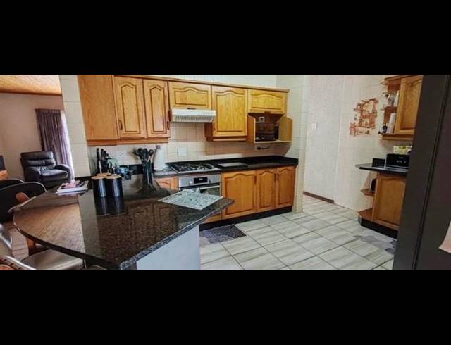 3 BEDROOM HOUSE FOR SALE IN VANDERBIJLPARK SE 4